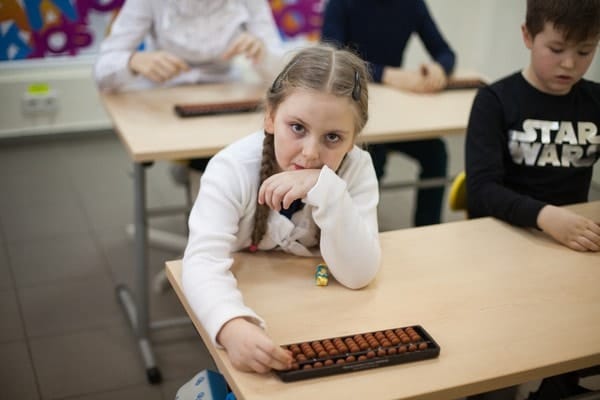 Ваш ребенок пошел в школу. Это один из самых важных и непростых периодов приобретения новых знаний, ведь темп развития умственных способностей младших школьников